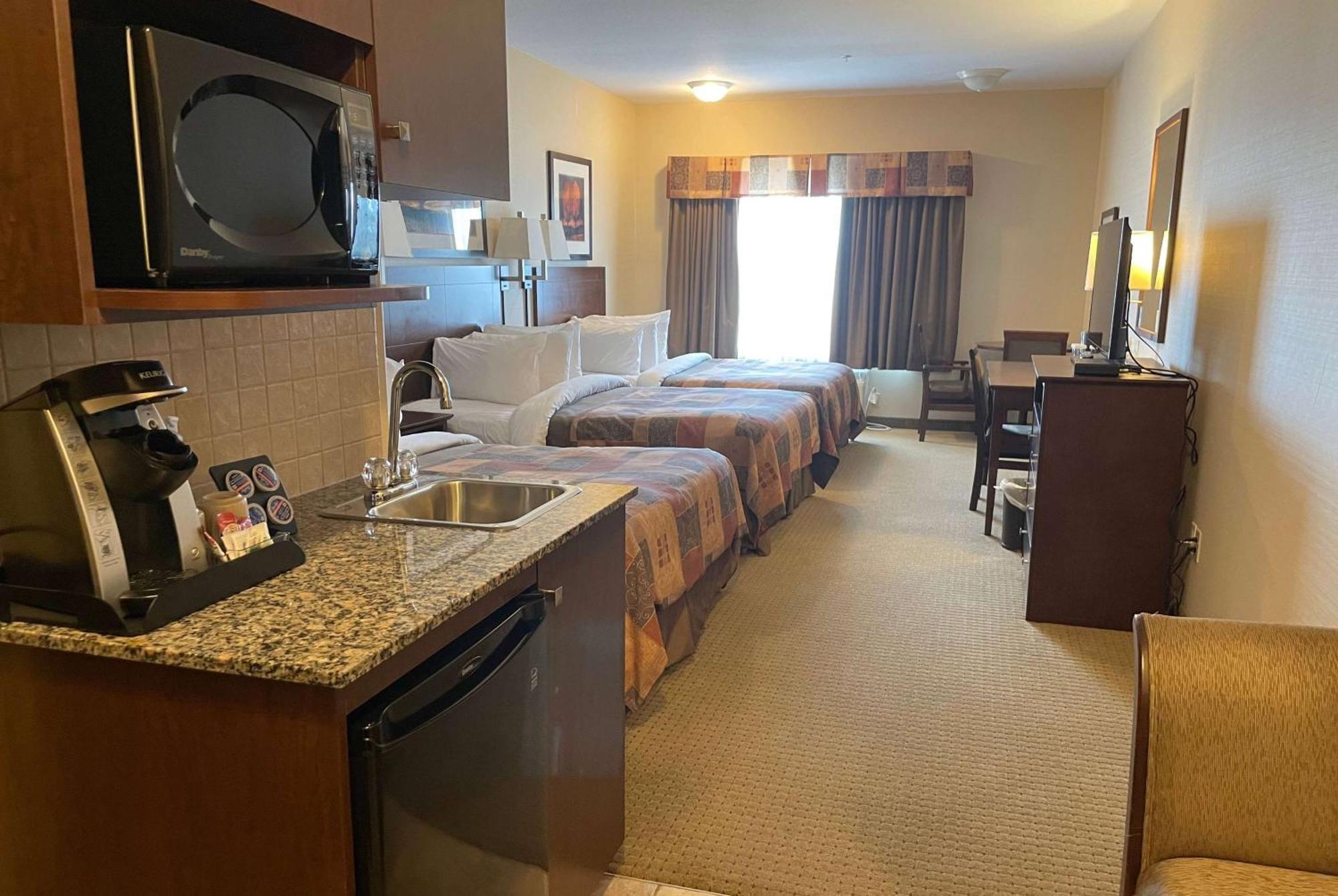 Ramada By Wyndham High River Exterior foto